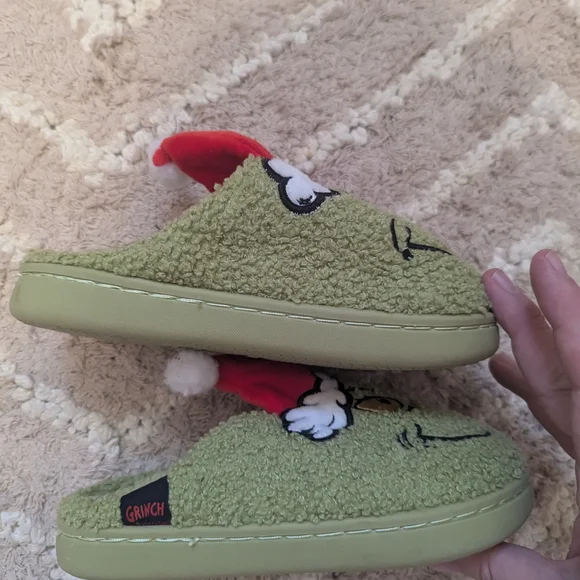 EUC Kids 12c 13c 30/31 Hard Sole Grinch Slippers Green Dr seuss Christmas 3d hat - Picture 6 of 6